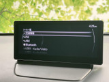 FMやAM、Bluetooth、USBなどの音源を画面から選べる構成です。聴きたい音楽や情報に合わせて切り替えやすく、毎日の移動時間を自分好みに活用できます。