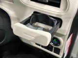 ワンプッシュ式オートオープンカップホルダーが運転席側に付いてます。