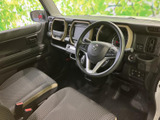 前席は座面や背もたれにゆとりがあり、運転席から前方を見渡しやすいレイアウトです。シートや足元は落ち着いた色合いで、乗り降りの際も清潔感のある室内が迎えてくれます。