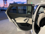 アンビエントライト:直接照明と間接照明を組み合わせて車内を印象深く演出し、寛ぎに満ちたインテリアの雰囲気を生み出します。