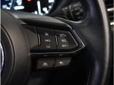 【マツダ・レーダー・クルーズ・コントロール】センサーが前方車を検知し、運転者がアクセルペダルやブレーキペダルを踏まなくても、設定した速度での走行や、前方車との車間距離を一定に保つ追従走行ができます。