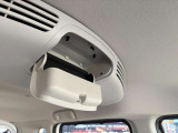 頭上にサングラスや小物を手軽に収納できるホルダーを備えています。運転席や助手席からサッと出し入れしやすく、日差しの強い日のドライブや車内の整理整頓をスムーズにサポートする実用的な装備です。