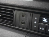 ◆USB接続端子◆スマホやiPodなどを接続して、いつもの音楽を車内でもお楽しみいただけます♪