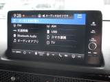 ナビゲーションはホンダコネクトディスプレイを装着しております。AM、FM、Bluetooth、フルセグTVがご使用いただけます。初めて訪れた場所でも道に迷わず安心ですね!