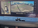 アラウンドビューモニター。上空から見下ろしているような映像で、スムースな駐車をサポートします。