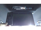 お子様に嬉しい後席モニターです。DVD、TVなど視聴することができます。