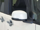 ◆ドアミラーウインカー◆ドアミラーにウインカーを装備しています。対向車に自身の進行方向を合図し安全に運転できます。