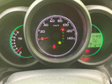 速度やエンジン回転数、燃料残量などを運転席からひと目で確認できるメーター配置です。表示が見渡しやすく、走行中も必要な情報を把握しやすいため、日々の運転をしっかりサポートします。