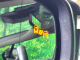 【ブラインドスポットモニター】走行中、ドアミラーの死角になりやすい箇所に後続車が接近するとサイドミラーのレンズに警告を表示!ドライバーに注意喚起をしてくれます。