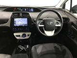 スタイリッシュなデザインのインパネ。各操作スイッチは使いやすい位置に配置されてます。