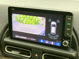 後方の映像と車両周囲の表示を画面上で確認でき、駐車時の周辺確認を助けます。表示切り替え用のボタンも見やすく並び、画面を見ながら必要な情報を把握しやすい装備です。日々の駐車をサポートします。