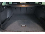リアハッチドアが大きく開きますので、荷物の積み下ろしもしやすいです。トランクは広く、シートアレンジをすることで大きな荷物も乗ります。