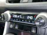 左右独立温度コントロールフルオートエアコンです。運転席、助手席それぞれで独立して温度設定ができます。冷え性の方が乗っても安心ですね♪