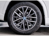 BMWの純正アロイホイールは軽量かつ強度にも優れているホイールで走行性能を引き上げる設計になっております。足元にもBMWは妥協がなくこだわっている個所になります。