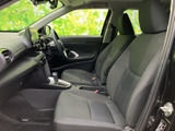 前席は座面と背もたれに落ち着いた色合いを採用し、すっきりとした車内空間に仕上がっています。運転席から前方を見渡しやすく、助手席にもゆったり座れる配置で、日々の移動を快適にサポートします。