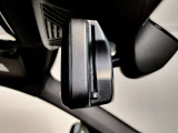 【ルームミラー一体型ETC車載器】ルームミラーの裏側に目立たない様に配置されたETCカード挿入口。スタイリッシュ且つ機能的なものとなっております。