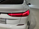 L字型リアコンビランプ:BMWの伝統的なデザインのひとつです。夜間でも誰が見てもBMWとわかる印象的なデザイン。