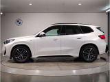 BMWではロングホイールベースの採用をしており、すべての車種に適用され、走行中の安定感の向上されております。また室内空間の広さにも貢献しております。