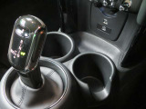 ある程度の深さがあり、標準的なサイズのペットボトルや缶コーヒーを入れても、コーナリング中に飛び出す心配がほとんどありません。 運転の邪魔にならない位置にあり、スムーズに飲み物の出し入れができます!