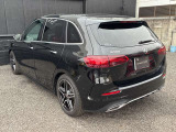 ウィンカー内蔵ドアミラーを開発したのは『メルセデス・ベンツ』です。他車からの視認性が高まり、事故の可能性を低減させています。更に、点灯部分はドライバーの視界に入らないように設計されています。