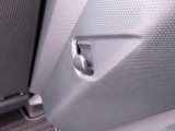 ちょっとした荷物がかけられるフック付き。