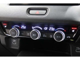 運転席と助手席の温度設定の変更が可能な左右独立タイプのデュアルエアコンです♪♪♪暑がりな人・寒がりな人も誰もが車内を快適にお過ごしいただけます♪♪♪