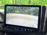 【バックカメラ】駐車時に後方がリアルタイム映像で確認できます。大型商業施設や立体駐車場での駐車時や、夜間のバック時に大活躍!運転スキルに関わらず、今や必須となった装備のひとつです!