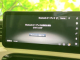 オーディオのソース選択画面を表示し、Bluetooth接続の状態も確認できます。画面上の案内に沿って接続操作ができ、音楽を楽しみたいときにも使いやすい装備です。