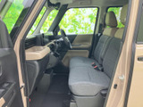 前席は左右に並んだシートと足元の空間にゆとりがあり、くつろいで過ごせる室内です。大きな窓から外を見渡しやすく、運転席と助手席のどちらも落ち着いて乗車いただけます。