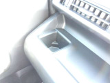 運転席と助手席には、カップホルダーが装備されています。