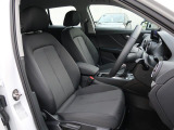 Audi車はどの車種も全てレザーハンドルです。そこにはAudiのこだわりがあり質感の高いレザーでしっかりと手に馴染み、高級感を演出します。
