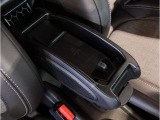 MINIの内装はとにかく『円』に拘ったデザインコンセプトが一目で伝わってきます。これほど円形に拘った車は他に御座いません。伝統のデザイン、トグルスイッチなど遊び心のある内装で御座います。