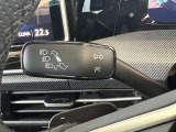 左ウィンカーレバー。国産車とは異なる配置ですが操作は直感的。使っていくうちに自然と手に馴染みます(自動点滅3回機能付き)