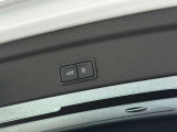 電動リフトゲートは、手を汚すことなく開閉でき今や必需品となっています。右側のボタンを押すとすべてのドアロックが完了します。