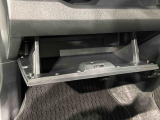 大きな荷物を収納できる、便利な助手席グローブボックス
