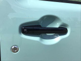 スマートキーを所持している状態でロックボタンを押すと、車両すべてのドアの解錠や施錠を行うことが出来ます。