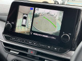 クルマを上空から見下ろしているような映像が画面に映し出されます。ミラーだけでは見え辛い箇所も含め、ひと目で周囲の状況がわかるためスムースに駐車できますね。安全な駐車の手助けになります!