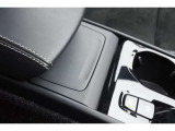 前席アームレスト前にはXC40だけに装備されるダストボックスがございます。