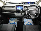 運転にかかわる様々な操作を安全に行えるように視点移動が少なく、操作性に配慮されたスイッチ類が凝縮されたコクピットです。