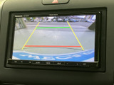 後方の映像に加えて目安となるガイド線も表示され、駐車時の後方確認に役立ちます。周囲の状況を画面で確かめながら、車庫入れやバックでの駐車を進められます。