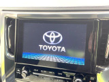 【メーカー純正ナビ】インテリアに溶け込むスタイリッシュな「専用設計」メーカーナビを装備♪視認性や操作性など基本性能にも優れ、より上質なカーライフをお楽しみいただけます。