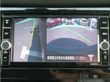 サイドブラインドモニター!!狭い道でのすれ違いで助手席側前方などの死角を減らし、壁などへの接触防止をサポートします。