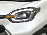 【LEDヘッドライト】悪天候や夜間走行時も良好な視界を確保し安心して運転できる高輝度LEDヘッドライトを装備!点灯速度が早く、消費電力も抑えられています。