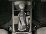 CVT車のセレクトレバーです。低速から高速まで、変速ショックのないスムーズな走りと、エンジン効率のよい領域を維持して燃費にも貢献します。