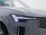ひときわ印象的なT字型のLEDヘッドライトは、新世代のボルボを象徴するユニークなアイコンとなっています。LEDデイタイム・ランニング・ライトやポジションライト、ウインカーの役割も果たします。