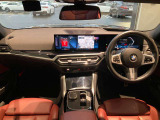 BMWカーブド・ディスプレイが中心の次世代コックピット。スイッチ類を減らし、直感的な操作とクリーンなデザインを実現しています。