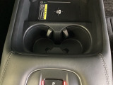 運転席/助手席どちらでも使えるカップホルダーです。