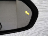 隣車線を走る車両をレーダーで検知し、ドアミラーでは確認しにくい後側方エリアに存在する車両に加え、急接近してくる車両も検知します。車両を検知するとドアミラーに搭載されたLEDインジケーターが点灯します。