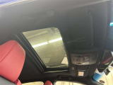 開放的なドライブをお楽しみいただけるサンルーフ。晴れた空の下、サンルーフを開けてのドライブは気持ちよさそうですね。当然後付けはできないので、サンルーフ付きのU-Carはお得です。