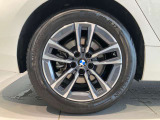 BMW純正ならではのデザインが、足元にまとまりのある印象をプラス。アルピン・ホワイトのボディとの組み合わせも爽やかです。